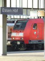 Ein nette Komposition zwischen Bahnhofszubehr und Fahrzeug... 146 003 mit RE2 in Essen Hbf am 31.10.2007