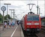 146 017 mit dem 5 Minuten Versptetem RE11025 nach Koblenz im Bahnhof Leverkusen-Mitte 28.7.2009