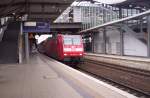 Die 146 021-1 hat einfahrt in den Flughafen Bahnhof von Dsseldorf und wird kurz danach seinem Reiseziel Dsseldorf Hbf entegen streben. 05.05.2005