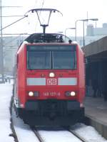 146 127 stellt hier am 06.02.2010 einen RE nach Hannover Hbf in Norddeich Mole auf.