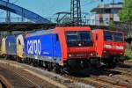 Am 26.05.2012 fhrt 482 041-1 mit 183 704 der Wiener Lokalbahn am Haken an der havarierten 146 023 im Aachener Hbf vorbei. Die Lok war mit sechs Doppelstockwagen am Haken ber eine Gleishexe gefahren und entgleist.