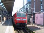 146 115-1 wartet am 25.06.06 in der Mittagszeit mit ihrem Doppelstockzug auf weitere Fahrgste die in Freiburg zusteigen mchten.