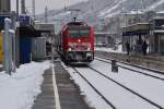 Regionalbahn nach Ulm steht abfahrbereit im Bahnhof Mosbach-Neckarelz, der Zug wird von der mit Schneebart gezeichneten 146 217-5 gezogen.