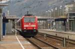 Am Rosenmontag steht die 146 225-8 mit N-Wagen als RB am Bahnsteig Gleis 1 in Neckarelz. 11.2.2013