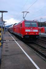 Bei der Einfahrt in Neckarelz ist die 146 205 zu sehen. 1.12.2013