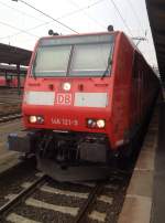 146 121 hatte am 11.4.14 die Aufgabe den RE 4163 nach Frankfurt(Main) zu ziehen. Hier noch im Startbahnhof Kassel Hbf.