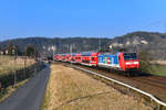 146 017 mit einer S-Bahn am 25.03.2018 bei Rathen.