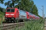 Auerplanmiger Halt in Konstanz-Wollmatingen - Durch Zufall wurde am 17.07.2022 die an der Haltestelle stehende  Schwarzwaldbahn  gesehen.