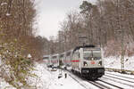 147 561 mit RE 87 Stuttgart-Singen am 22.01.2023 oberhalb von Stuttgart-Heslach.