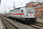 147 581-3 mit IC 2239(Rostock-Leipzig)kurz vor der Ausfahrt im Rostocker Hbf.06.08.2023