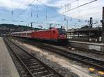 147 002 mit einer n Wagen Garnitur bei der Einfahrt in Ulm Hbf aus Stuttgart im Juli 2017.