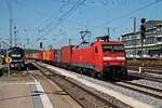 Mit einem Containerzug fuhr am 26.08.2015 die 152 142-6 über Gleis 7 durch Regensburg Hbf in Richtung Süden.