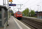 152 028-7 DB und eine 185er von DB kommen mit einem Audi-VW-Skoda-Zug aus Osnabrück nach Kortenberg-Goederen(B) und kommen aus Richtung Mönchengladbach-Hbf,Rheydt-Hbf,Wickrath,Beckrath,Herrath und fährt durch Erkelenz in Richtung Baal,Hückelhoven-Baal,Brachelen,Lindern,Süggerath,Geilenkirchen,Frelenberg,Zweibrüggen,Übach-Palenberg,Rimburg,Finkenrath,Hofstadt,Herzogenrath, Kohlscheid,Richterich,Laurensberg,Aachen-West. 
Aufgenommen vom Bahnsteig 1 in Erkelenz. 
Bei Wolken am Nachmittag vom 14.4.2017.