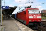 152 077-4 DB als Containerzug durchfährt den Bahnhof Lüneburg auf der Bahnstrecke Hannover–Hamburg (KBS 110) Richtung Hannover.