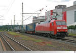 152 129-3 der Deutschen Bahn AG durchfährt mit ihrem LKW Walter Ganzzug den Bahnhof Steinbach am Wald wo sie auch den Scheidelpunkt der Frankenwaldrampe erreicht.