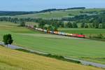 Bei Haunetal führt die Nord-Süd-Strecke durch die weitläufige Landschaft der Vorderrhön. Am 11. Juni 2017 konnte ich hier die 152 078 mit einem langen Containerzug aufnehmen.