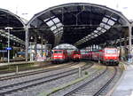 111 061 DB steht mit dem RE4 von Dortmund-Hbf nach Aachen-Hbf und daneben eine 152 031-1 DB fährt mit einem Güterzug in Richtung Köln.
Aufgenommen vom Bahnsteig 2 vom Aachen-Hbf.
Bei Regenwetter am Morgen vom 31.1.2018. 