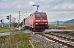 152 084-0 ist mit einen gemischten Güterzug am 11.04.2018 bei Friedland zu sehen.