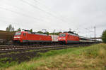 152 078-2 der DB Schenker Rail Deutschland AG mit Container und 101 098-2 mit einem Personenzug der SBB auf gleich Höhe, unterwegs in Richtung Lüneburg.