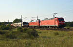 185 228-4 schleppt die 152 144-2 der DB mit einem gemischten Güterzug Richtung Hagenower Land.