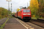 152 045-1 DB kommt mit einem gemischten Güterzug aus Köln-Gremberg(D) nach Mannheim-Rbf(D) und kommt aus Richtung Köln-Gremberg und fährt durch Bonn-Oberkassel in Richtung Koblenz. Aufgenommen vom Bahnsteig von Bonn-Oberkassel an der rechten Rheinstrecke.
Am Mittag vom 2.11.2018.