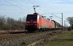 152 065 schleppte zusammen mit 152 118 am 23.02.19 einen gemischten Güterzug über das Gegengleis durch Greppin Richtung Dessau.