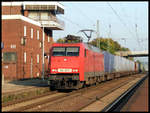 152127-7 passiert hier am 14.10.2005 mit einem Container Zug in Richtung Münster das Stellwerk im Bahnhof Hasbergen.
