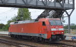 DB Cargo AG [D] mit  152 037-8  [NVR-Nummer: 91 80 6152 037-8 D-DB] am 05.08.19 Durchfahrt Bahnhof Saarmund.