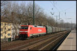 DB Cargo 152024 kommt mit einem belgischen Coilwagen Zug am 19.03.2006 um 14.51 durch Köln Süd.