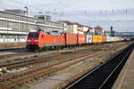 152 029 zieht am 09.01.2020 einen Containerzug durch den Regensburger Hbf.