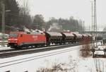 23. Februar 2010, Lok 152 082 fährt mit einem Güterzug aus Richtung Saalfeld durch den Bahnhof Kronach.