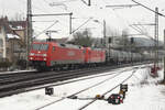 23. Februar 2010, Der Güterzug nach Saalfeld hatte in Kronach eine Zwangspause eingelegt. Jetzt setzt er seine Fahrt über den Frankenwald fort. Die zweite Lok ist die 185 057