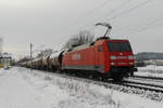 10. Dezember 2010, Lok 152 059 fährt mit einem Güterzug in Richtung Saalfeld durch Küps