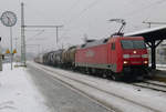 07. Januar 2011, Lok 152 042 fährt mit einem Güterzug aus Richtung Saalfeld durch den Bahnhof Kronach.