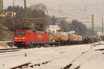 14. Dezember 2010, Lok 152 037 fährt mit einem Güterzug aus Richtung Saalfeld durch den Bahnhof Kronach.