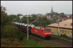 DB Cargo 1520943-6 ist hier am 13.10.2007 um 10.10 Uhr in Hasbergen mit einem mit Audi Fahrzeugen beladenen Autotransportzug nach Osnabrück unterwegs.