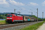 29. Mai 2018, Lok 152 010 befördert einen bunten Güterzug durch Küps in Richtung Lichtenfels.