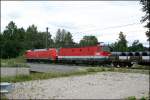 Auf dem Heimweg: Nur 40 Minuten nach der Aufnahme mit dem lzug Richtung Kufstein, fhrt die 152 159 als Vorspann vor der Innsbrucker 1144 233 mit einem Drahtzug Richtung Mnchen. Brannenburg am 27.06.2007