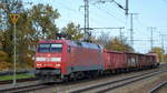 DB Cargo AG [D] mit  152 139-2  [NVR-Nummer: 91 80 6152 139-2 D-DB] und einigen offenen Drehgestell-Güterwagen und hinten dran noch  298 326-6  am 16.11.20 Bf. Golm (Potsdam).