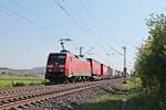 Am späten Nachmittag des 22.04.2020 fuhr 152 111-1 mit dem KT 50176 (Basel Bad Rbf - Hamburg Billwerder Ubf) nördlich von Hügelheim über die Rheintalbahn durchs Markgärflerland in Richtung Freiburg (Breisgau).