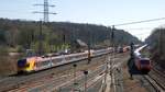 Hochbetrieb am 7.4.2018 im Betriebsbahnhof Gießen-Bergwald : Ein dreiteiliger FLIRT-Triebzug der HLB passiert zwei wegen ein Signalstörung auf der Ruhr-Sieg-Strecke wartende Güterzüge.   