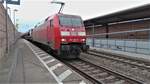 BR 152 104 -6 Zog einen Autotransportzug mit VW Fahrzeugen am 7.04.2021 durch den Eimeldinger Bahnhof 