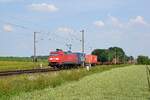 DB Cargo 152 115 mit nur z. T. ausgelastetem Containerzug in Richtung Osnabrück (bei Melle, 16.06.2021).