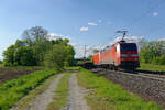 152 129 und eine 185 mit einem gemischten Güterzug bei Postbauer-Heng Richtung Regensburg, 05.05.2020
