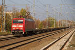 152 066-7 mit einem leeren Containerzug am Bahnhof Golm, am 14.11.2022.