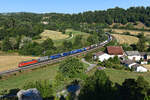 Am Morgen des 10. August 2022 konnte ich bei Hagenacker im Altmühltal die 152 106 mit dem KT 50207 von Köln Eifeltor nach Verona Q.E. fotografieren. Von der Anhöhe hat man einen weiten Blick auf die reizvolle Landschaft. Im Hintergrund erkennt man das Portal des Esslinger Tunnels und den Marmor-Steinbruch bei Solnhofen.  