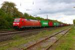 DB Cargo Siemens 152 044-4 mit einen Containerzug in Niddatal-Assenheim am 29.04.23