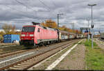 Schlimm zugerichtet sah die 152 024-6 (Siemens ES64F) aus, als sie mit ihrem Güterwagen-Mix durch den Bahnhof Angersdorf auf Gleis 1 Richtung Sangerhausen fuhr.