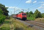 Mit einem Coilzug und der Wagenlok 261 019 rollt 152 166 am 16.07.23 durch Wittenberg-Labetz Richtung Falkenberg(E).
