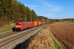 152 009 DB Cargo mit einem Containerzug bei Hagenbüchach Richtung Würzburg, 30.03.2021